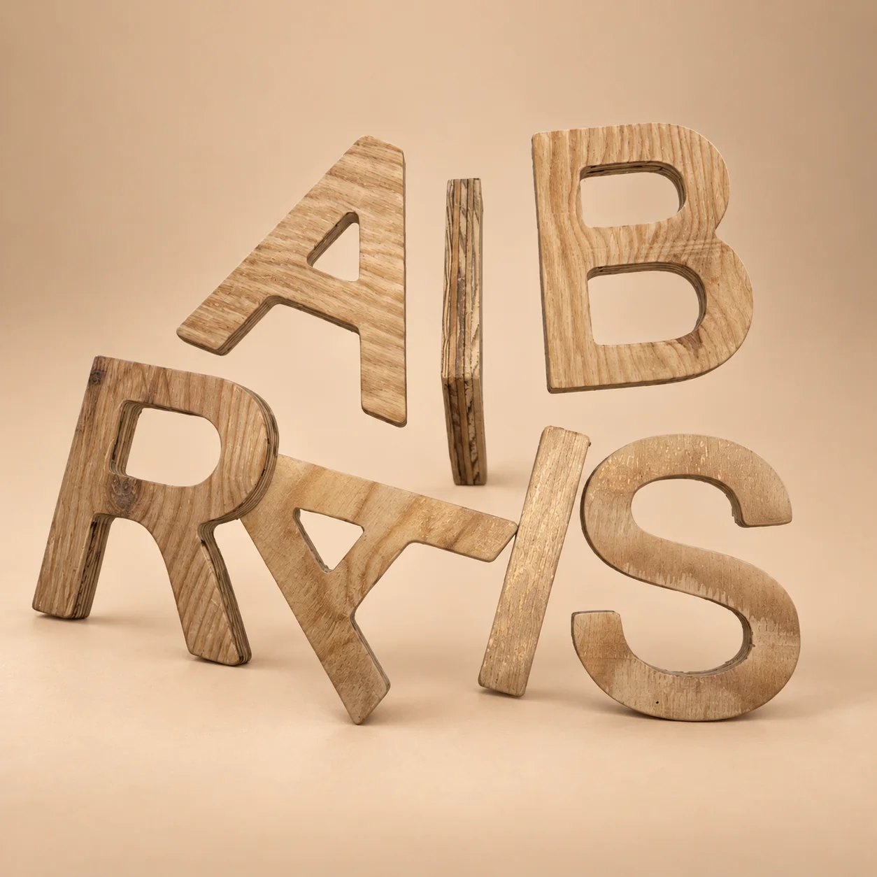 Letras corpóreas cortadas en madera