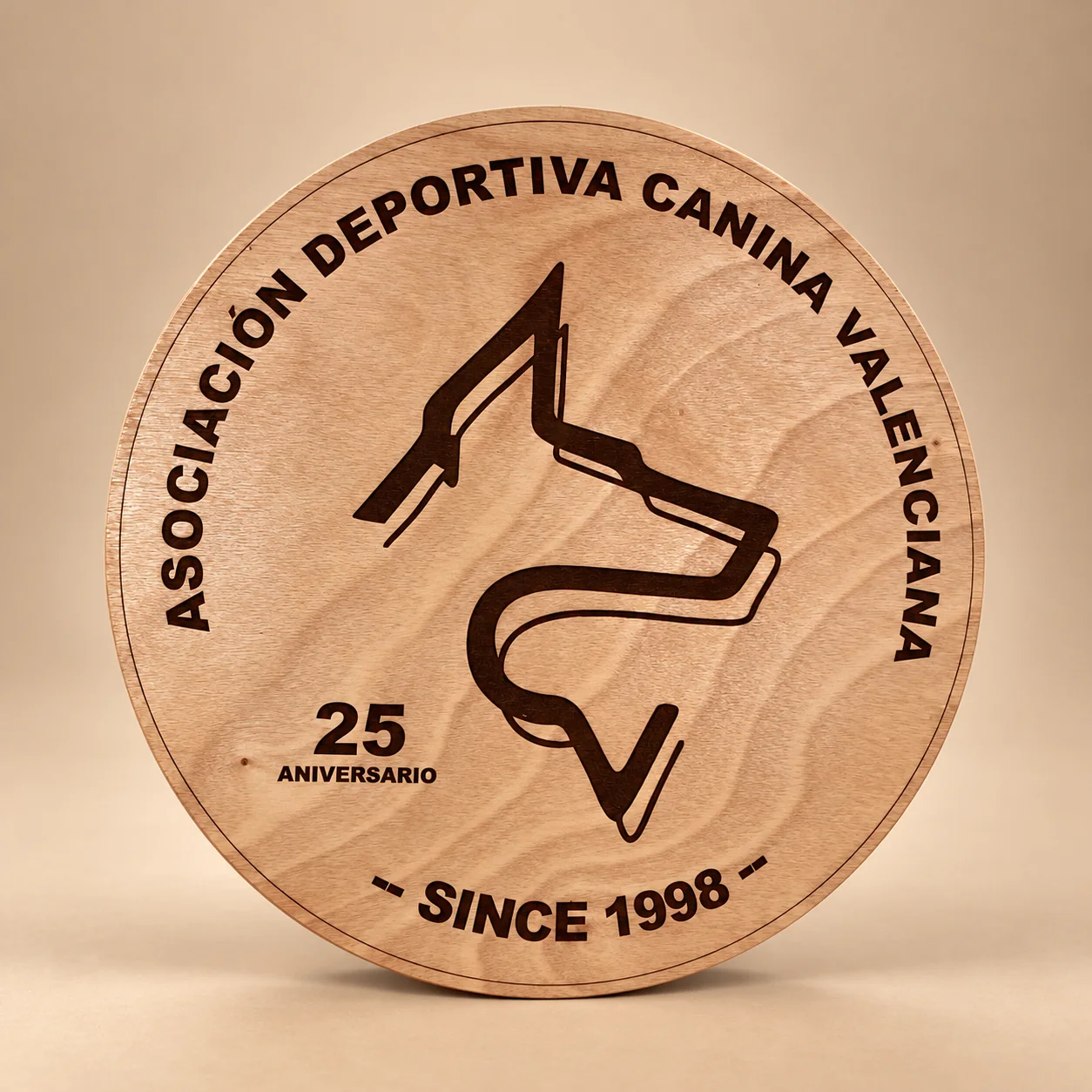 Placa redonda de madera grabada para aniversario deportivo