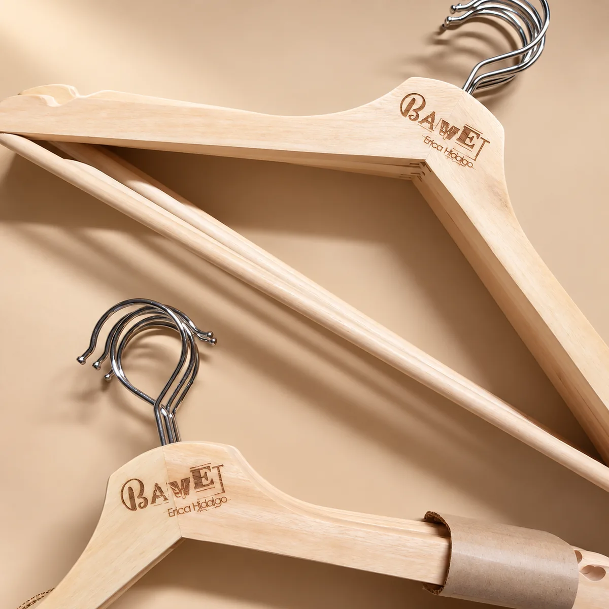 Perchas de madera natural personalizadas con logotipo