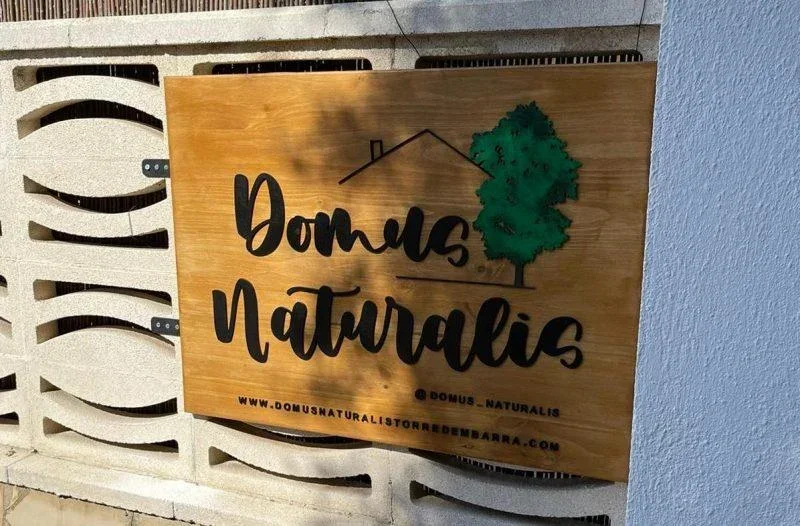 Cartel de madera con logotipo