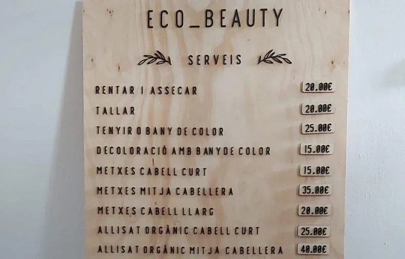 Carteles de madera con precios de los servicios intercambiables