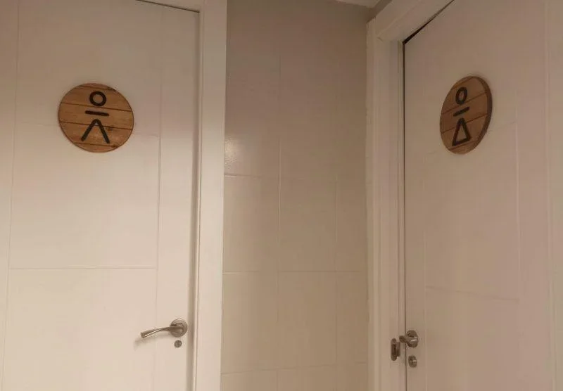 Carteles para baños y aseos de madera