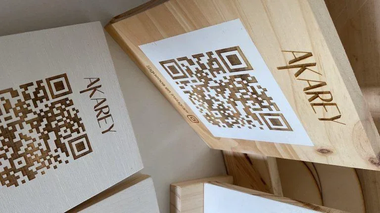 Display de madera con grabado láser QR