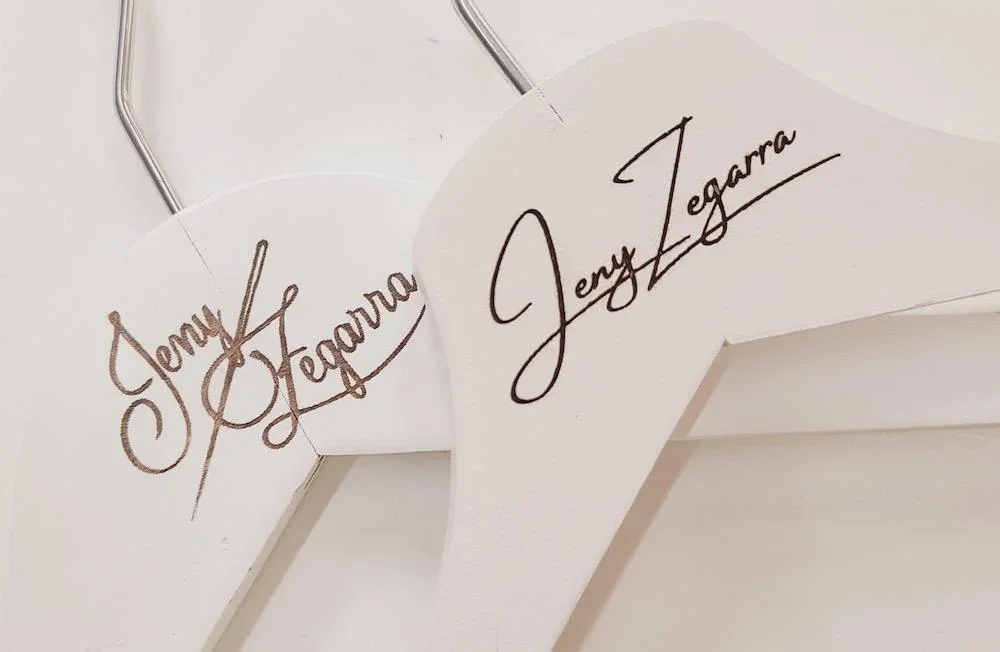 Personalización de perchas de madera