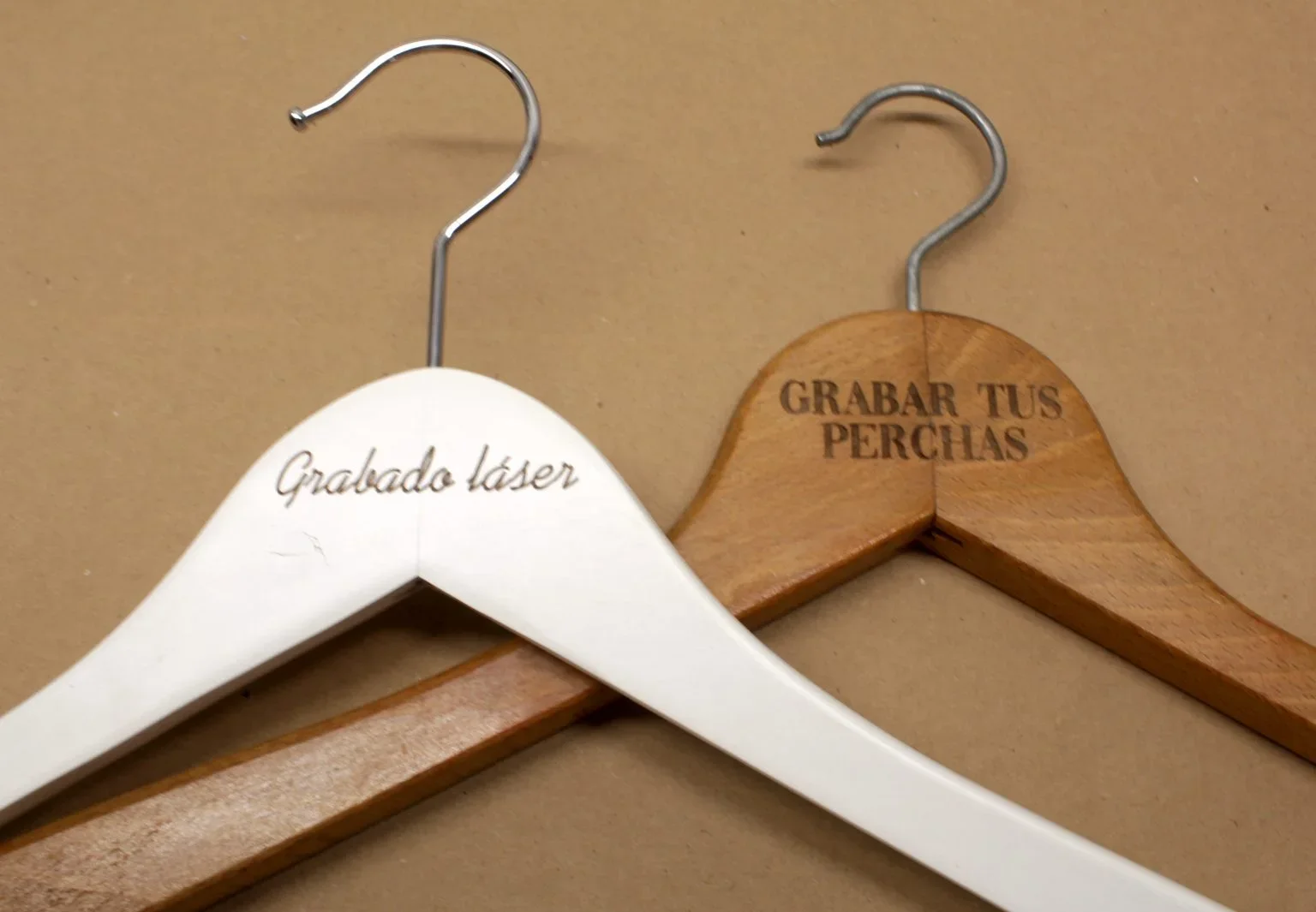 ¿Dónde personalizar mis perchas?