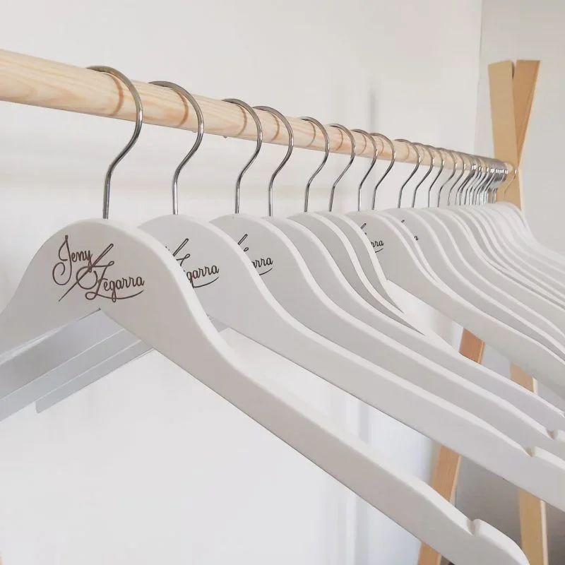Personalizar perchas para tienda de moda