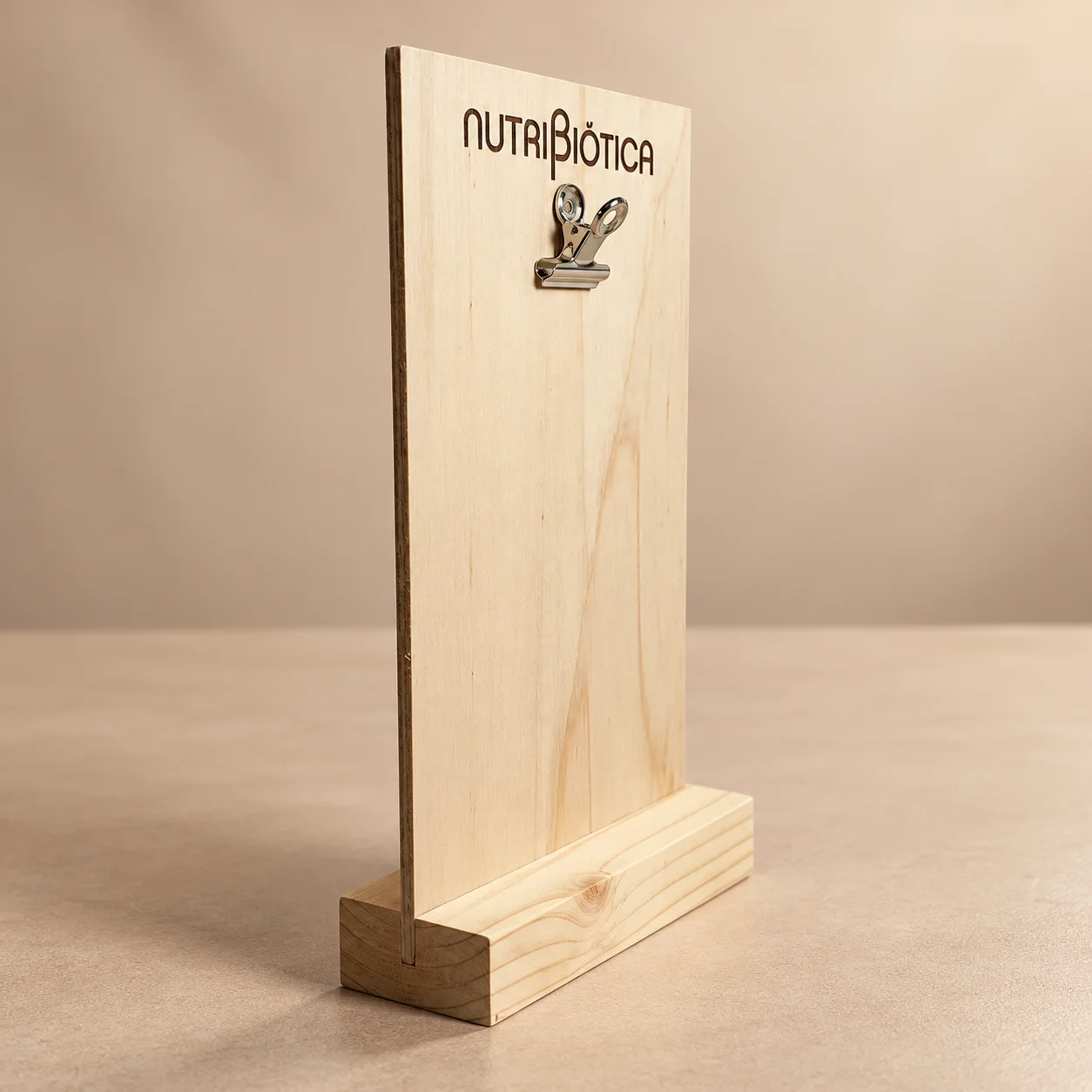 Soporte de madera con pinza
