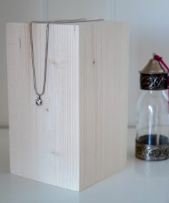 Taco de madera con una altura de 16cm para joyas