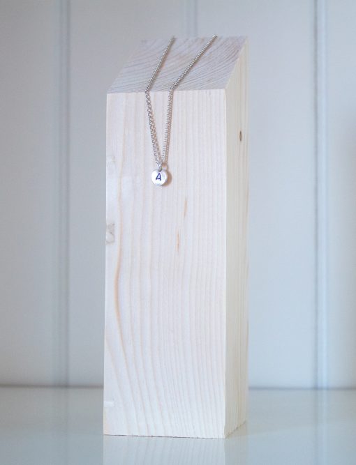 Expositor de collares de madera maciza, forma de taco.