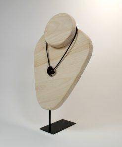 Expositor collar de madera elegante.